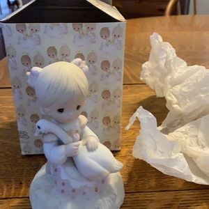 Precious Moments figurine ‘God is love’